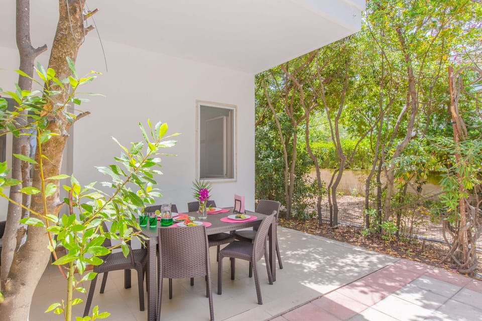 Garden, Shade, Landscaping, Backyard, Outdoor Furniture, Yard, Eco Hotel, Outdoor Structure, Hacienda, Patio