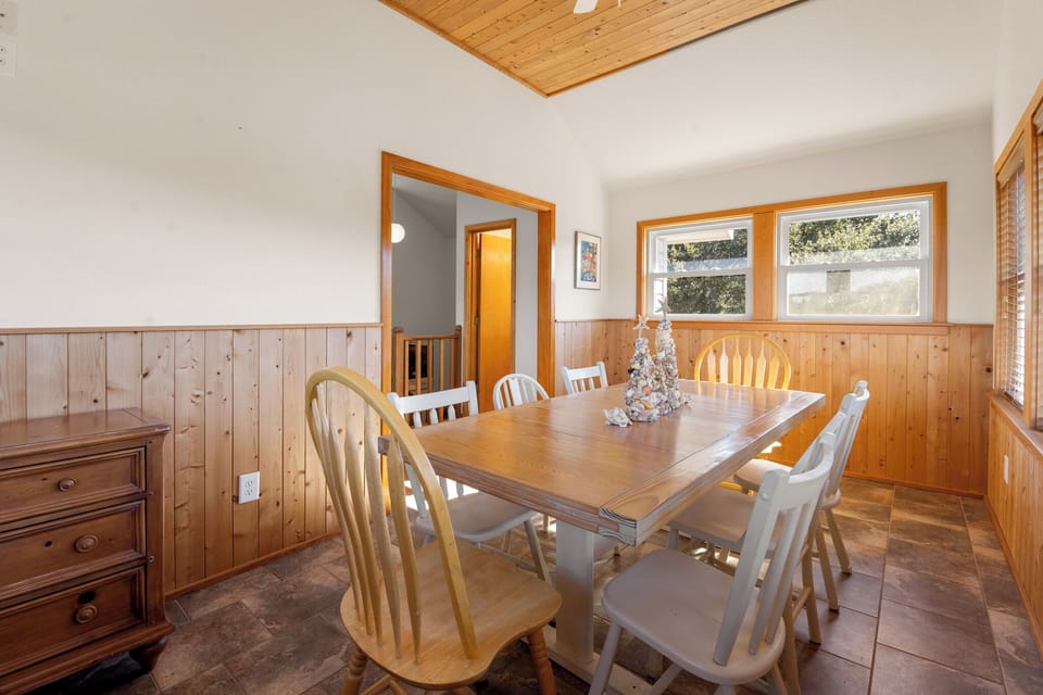 SH26: Periwinkle Beach | Top Level Dining Area