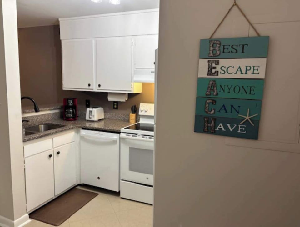 Fully equipped kitchen, bar seating for two, dining table for four