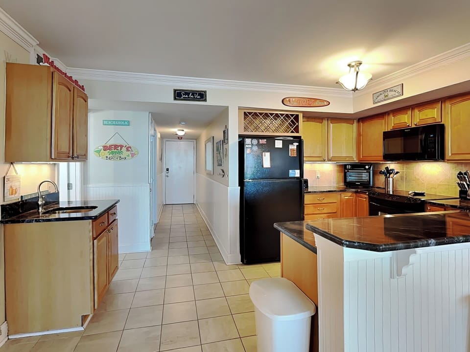 Full Size Kitchen with Wet Bar