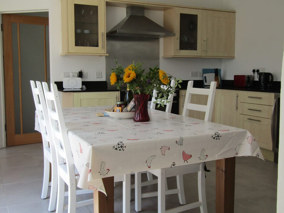 Wine cooler and range oven. free wi-fi.