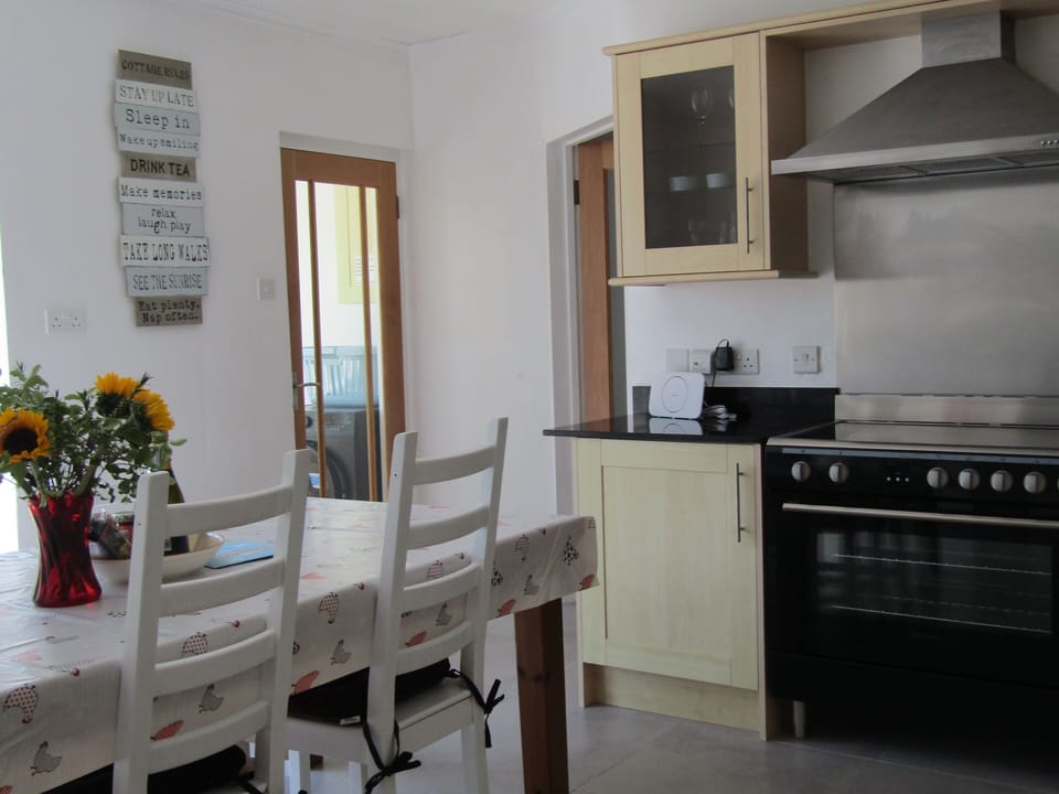 kitchen with utility room with washing machine and down stairs toilet/washbasin 