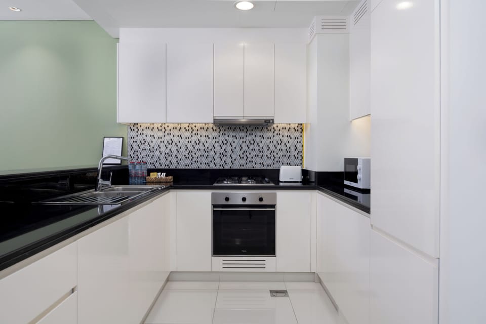 Fully fitted kitchen with top-of-the-line appliances and all the essentials