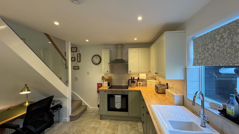Full Kitchen and work staton
