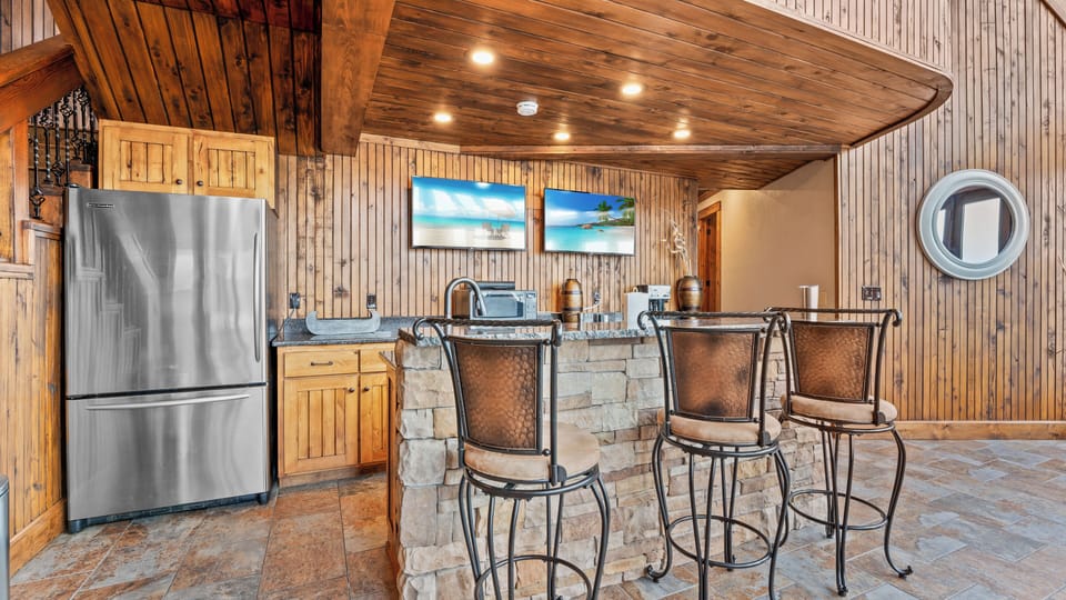 Lower Leve - Kitchenette area