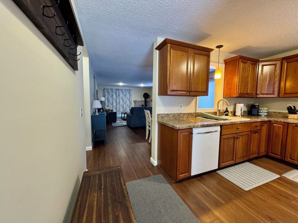 Fully equipped kitchen and entry