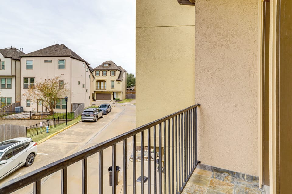 Private Balcony | Self Check-In | 15 Mi to the Houston Zoo
