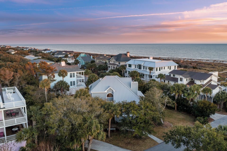 Close to the beach! 2nd Row!