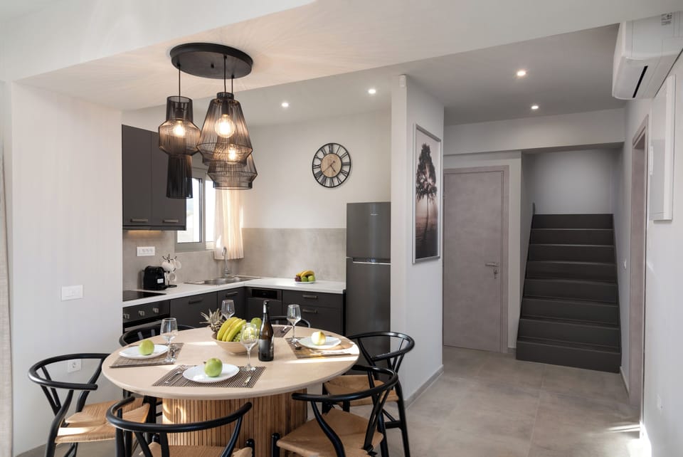 KS Si Villa - Fully equipped kitchen with dining table and chairs