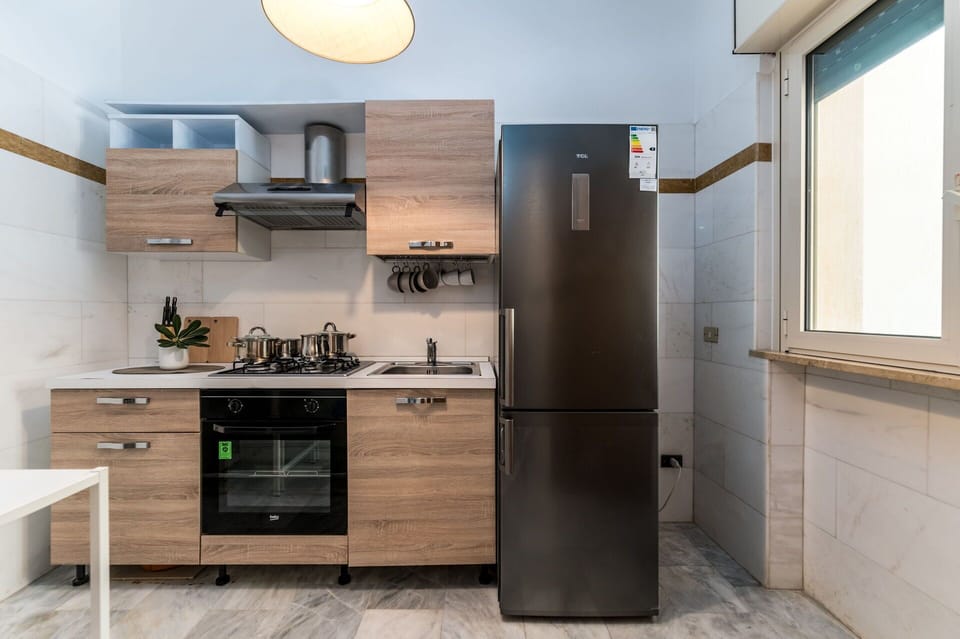 Kitchen Appliance, Kitchen, Major Appliance, Cabinetry, Countertop, Wood, Furniture, Interior Design, Home Appliance, Flooring