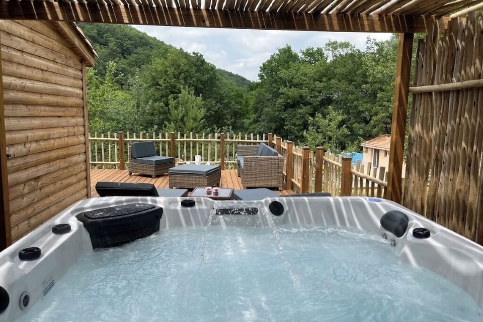 Outdoor spa tub