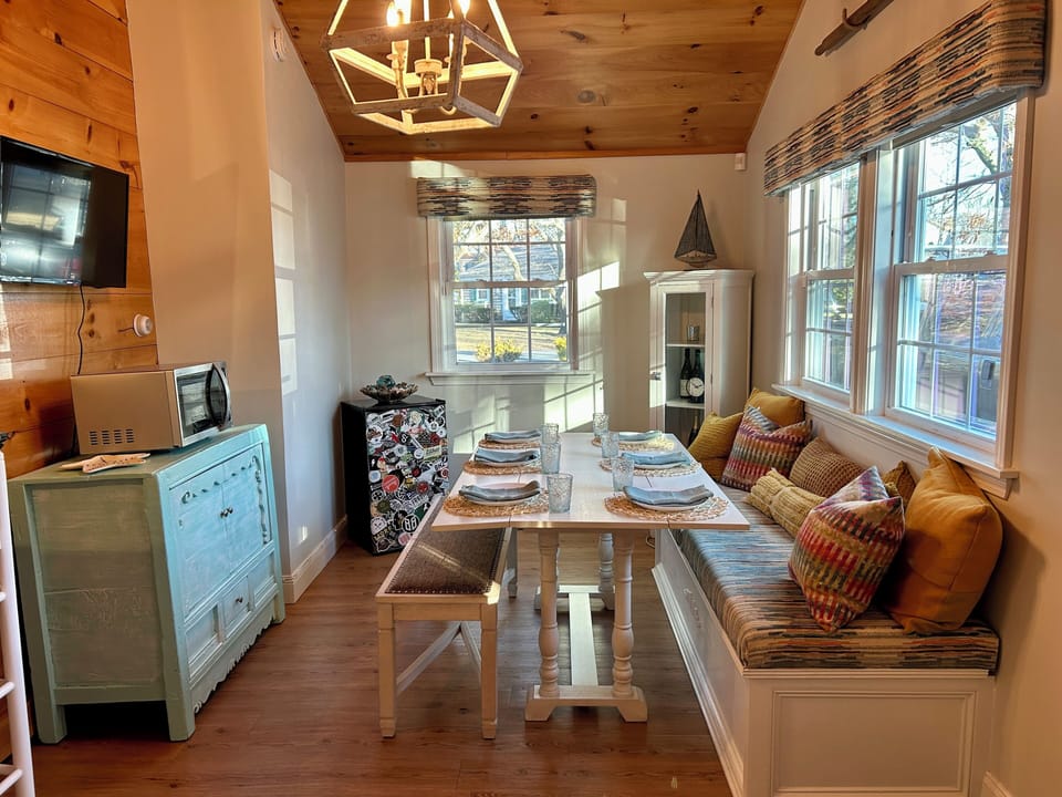 Dining room.
