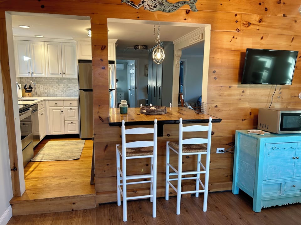 Open seating between the kitchen and the dining room.