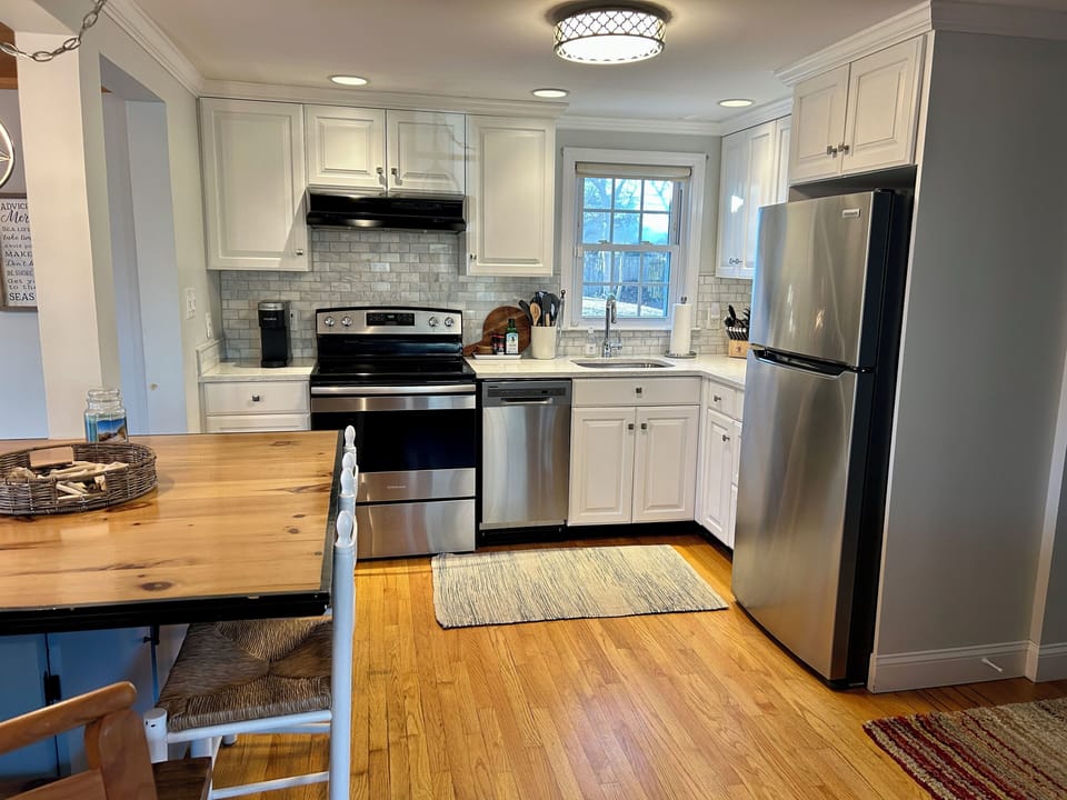 Fully equipped, updated kitchen.