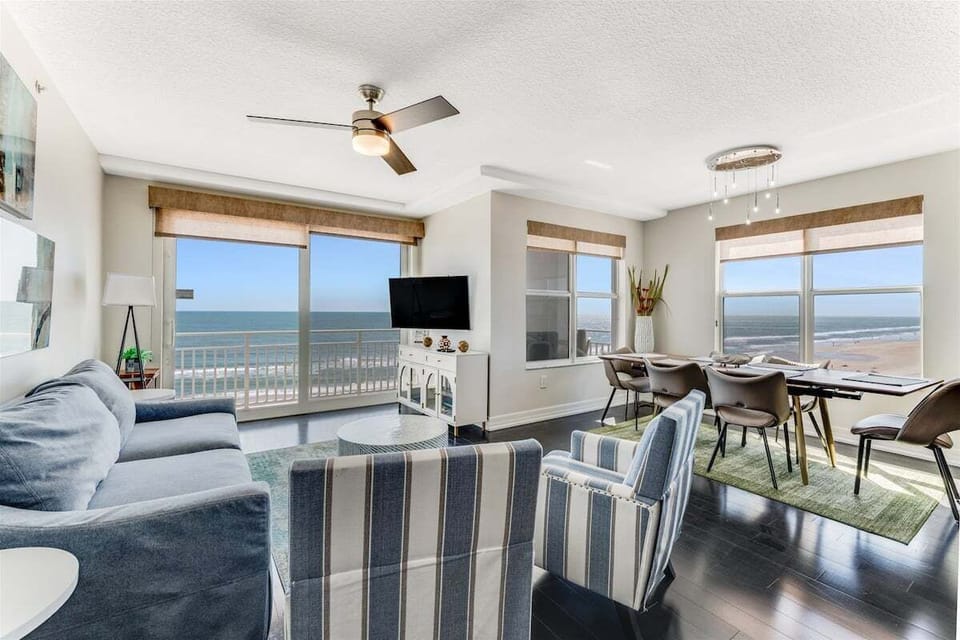 Breathtaking, unobstructed ocean view from living room