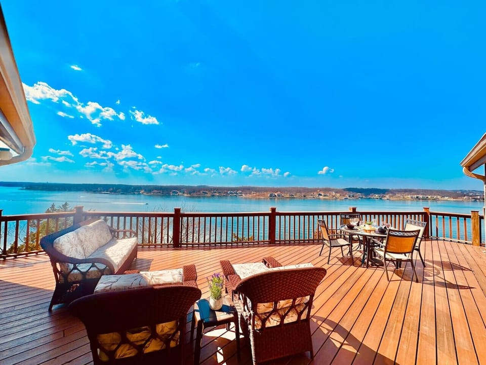 Unwind on the spacious deck with breathtaking 180-Degree Panoramic views of the main channel and iconic lake locations, perfect for sunrise or sunset moments.
