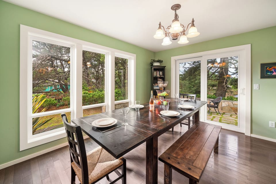 Dining room open to the fully equipped kitchen