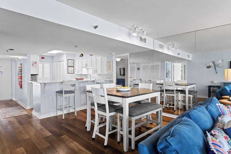 Mainsail 352 Dining
