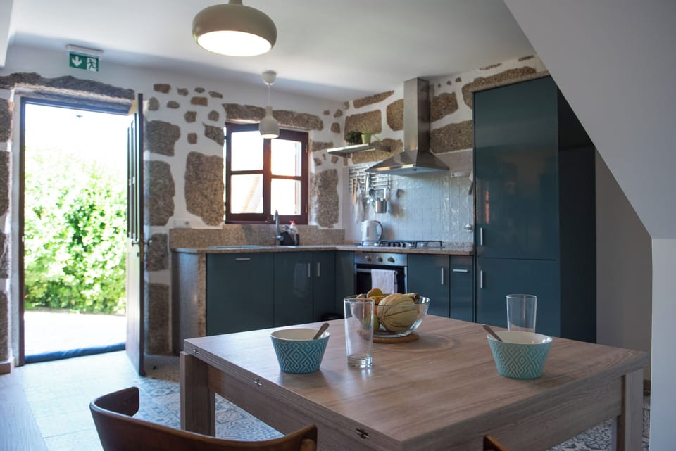 kitchen and extendable table for 6 people
