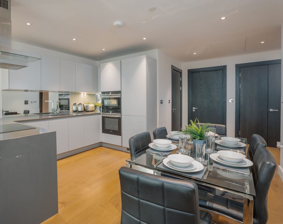 The dining area has room for up to 6 guests