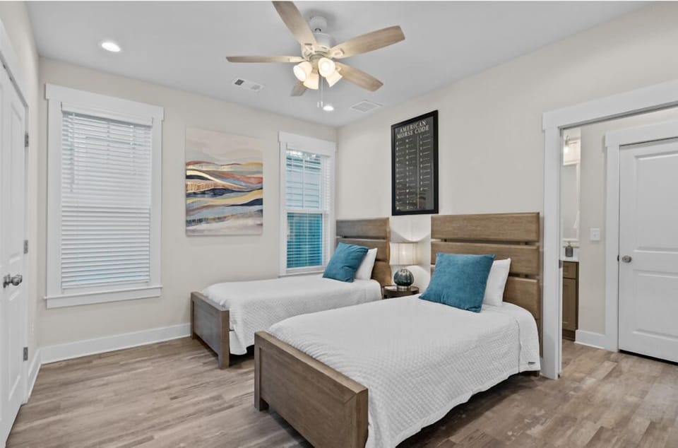 Twin bedroom