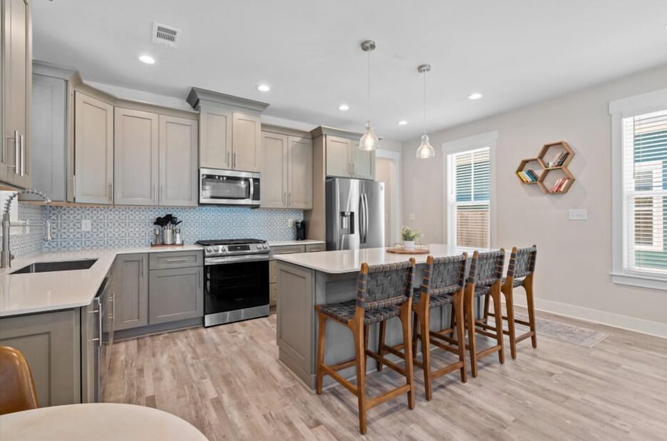 Fully equipped kitchen with bar seating