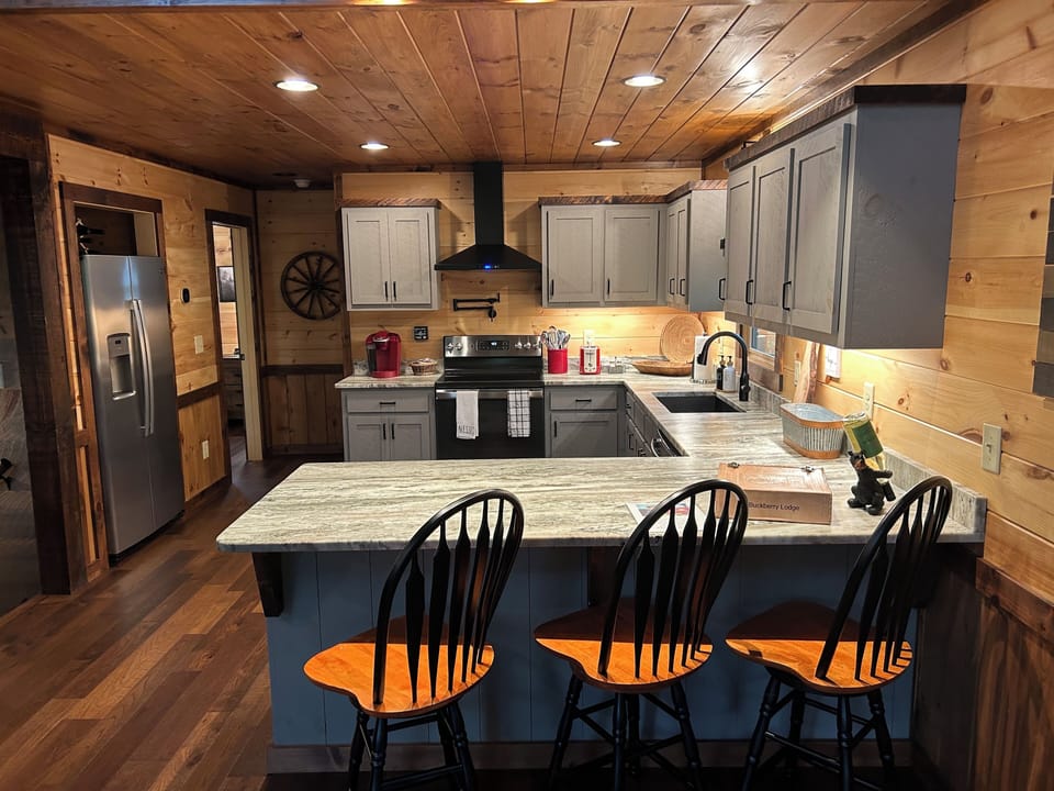 Enjoy making breakfast or dinner in the well equipped kitchen!