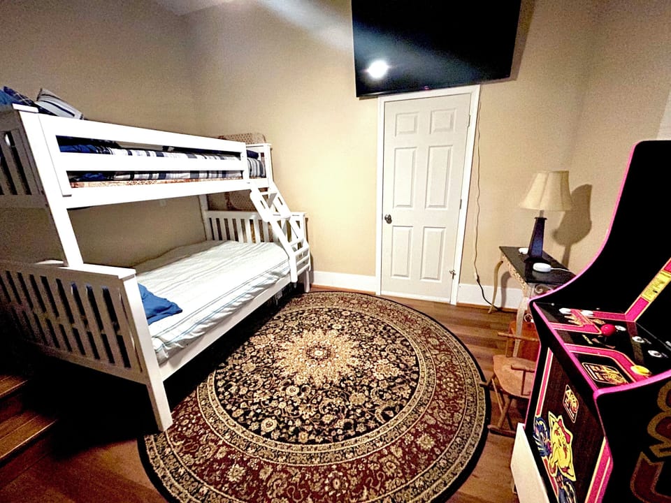 Bunk room (double and twin) with smart TV,  and PacMan