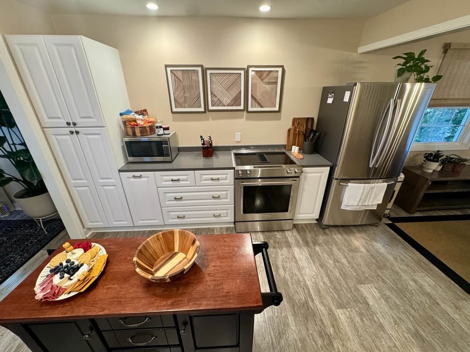 Updated Kitchen with 30" electric range