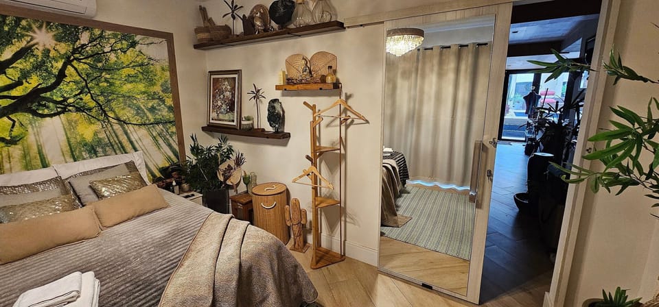Photo of the whole room,Bedroom