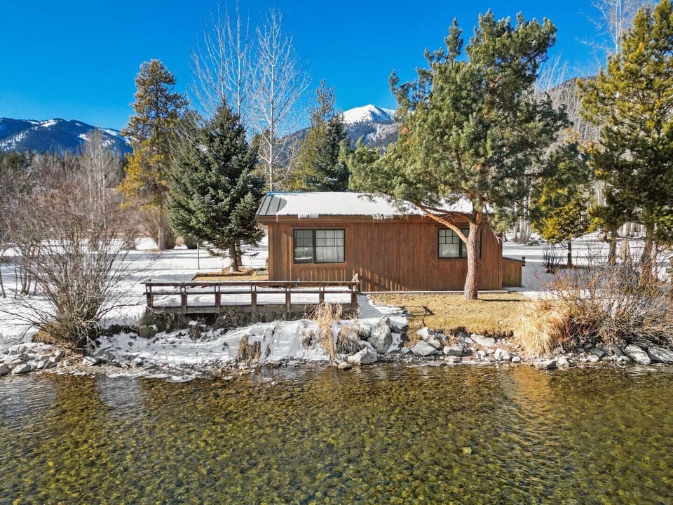 Cabin With Fish Creek
