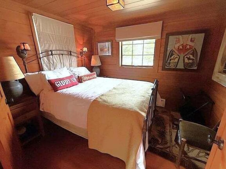 Guest Queen room