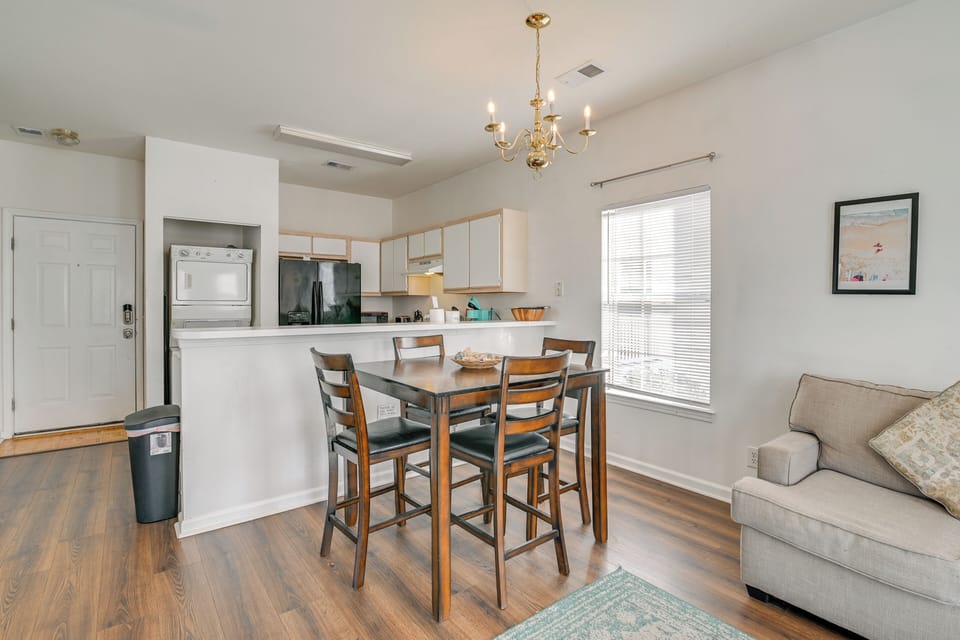 Dining Area | Dishware/Flatware Provided