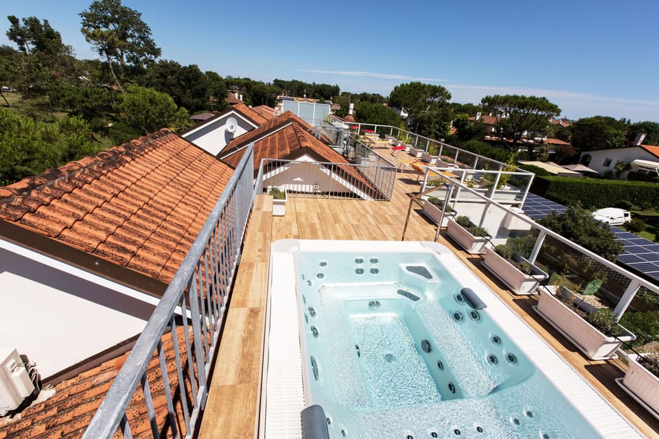 Outdoor spa tub