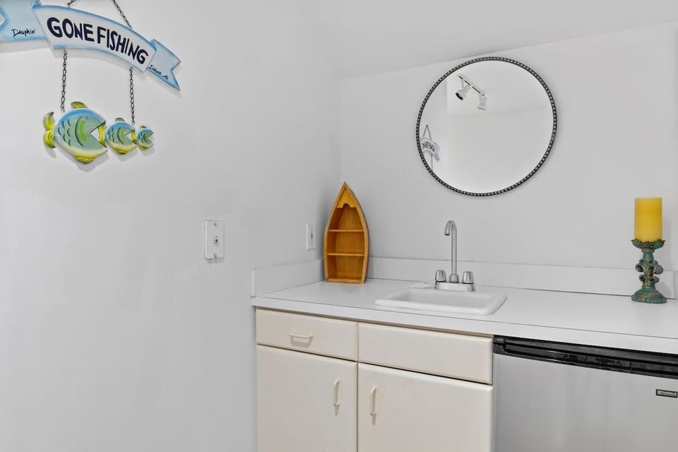 A fresh and functional bathroom featuring coastal-inspired décor 