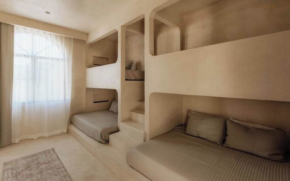 Flexible sleeping for the whole group, done in style.