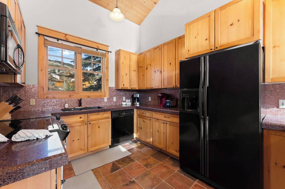 Full kitchen with everything you need to cook a delicious meal.