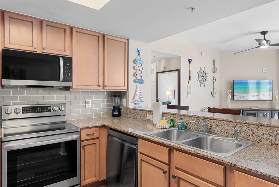 Prepare your Gourmet Meals while you Entertain at the Eating Bar 