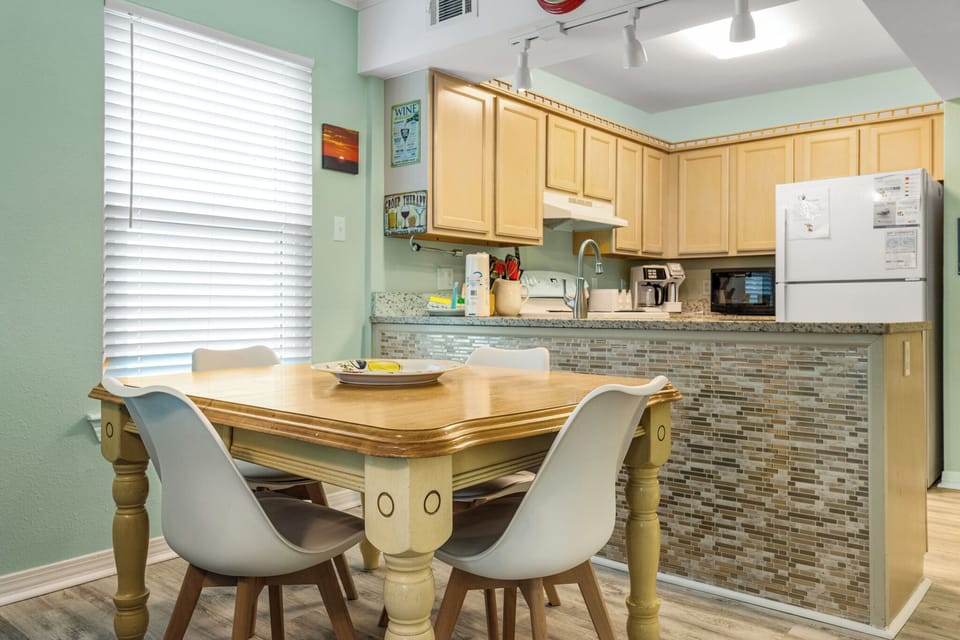 Dining Area - Seating for 4