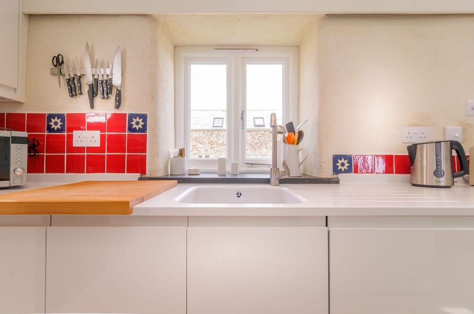 Kitchen at 2 Porth Farm Cottages, Mawgan Porth, Cornwall, self catering with Beach Retreats.