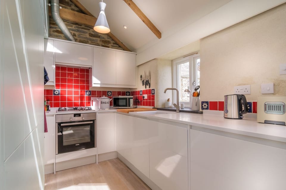 Kitchen at 2 Porth Farm Cottages, Mawgan Porth, Cornwall, self catering with Beach Retreats.