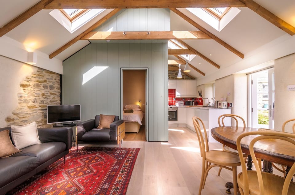 Open plan living at 2 Porth Farm Cottages, Mawgan Porth, Cornwall, self catering with Beach Retreats.