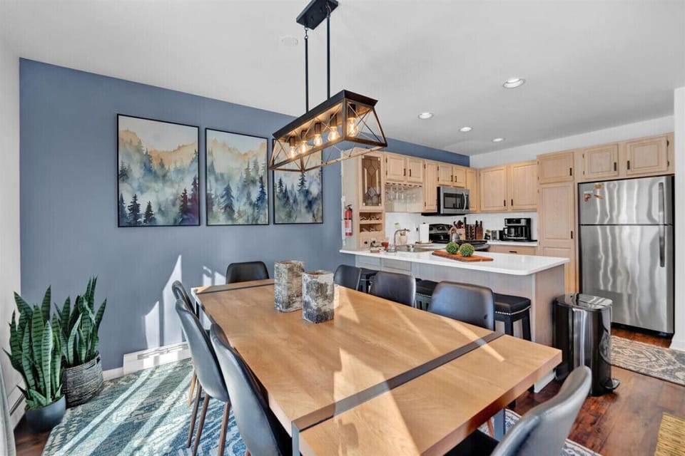 Spacious dining area with seating for everyone—gather around the table for 8, plus extra seating at the peninsula for a cozy meal together!