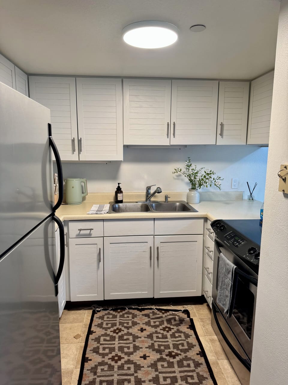 Kitchen , full size fridge, oven, dishwasher and all new cooking accessories 