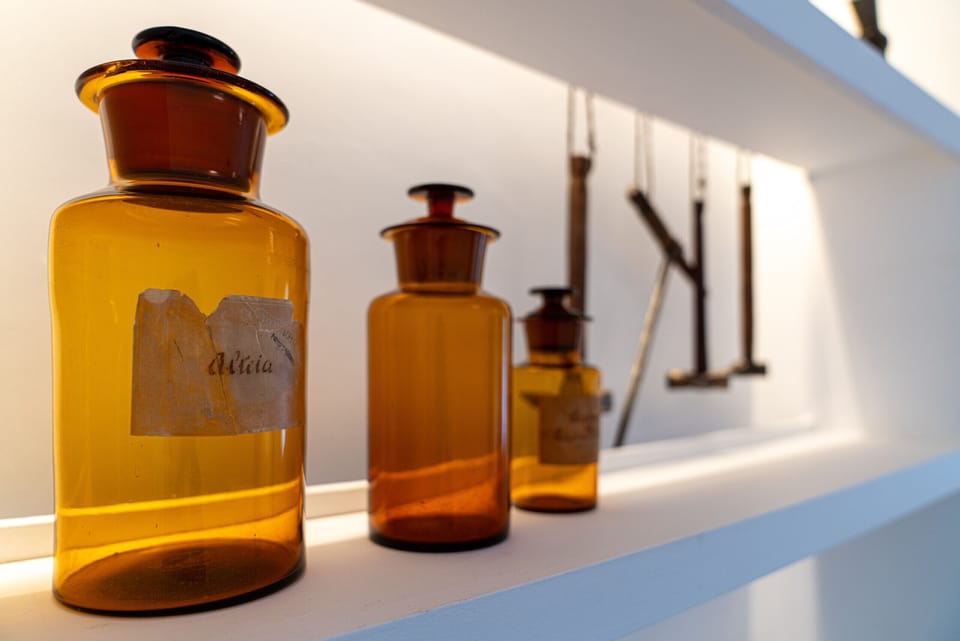 Amber glass apothecary bottles with ground-glass stoppers — Villa do Pinheiro, holiday villa in Grândola