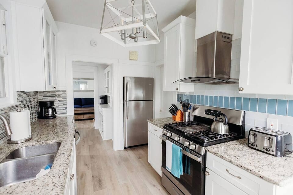 Fully Stocked Kitchen (1)
