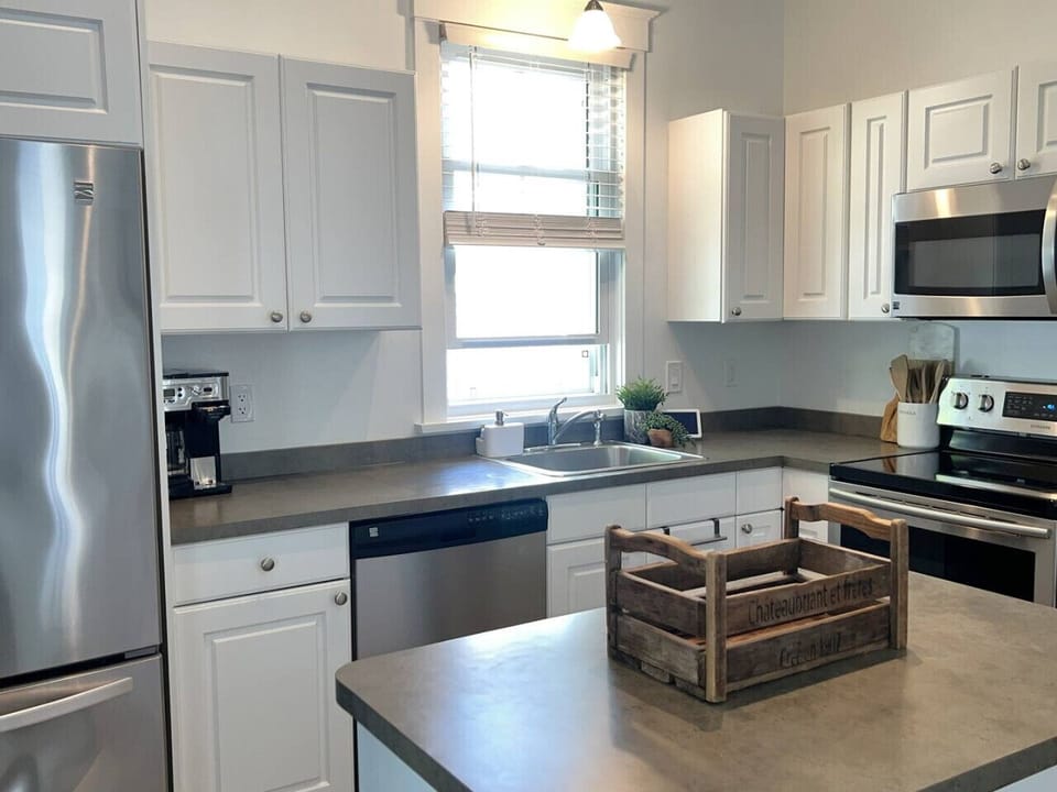 A kitchen where modernity meets warmth.