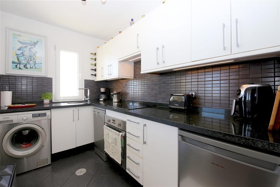Another picture of the modern and fully-fitted kitchen