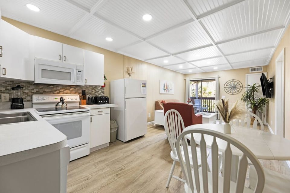 Villa Style 1  Kitchen/ Eat-In Area