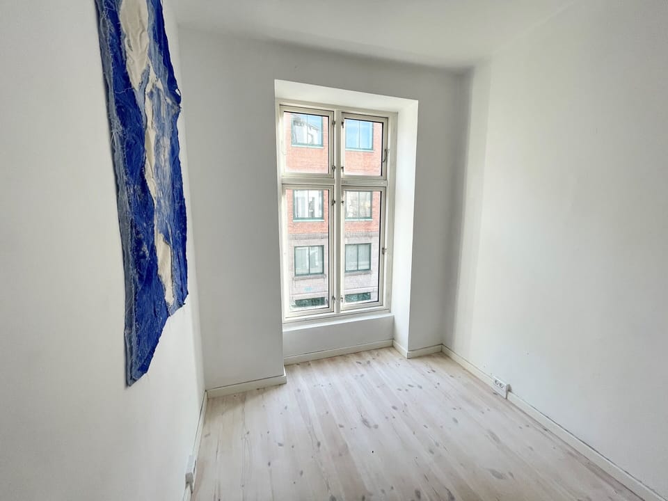 small bedroom (before we bought and placed the futon).